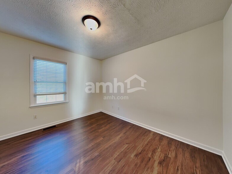 Building Photo - 541 Clyde Dr