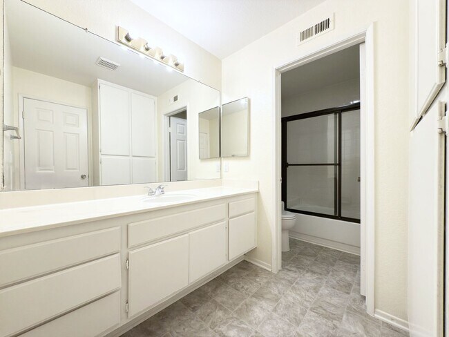 Building Photo - Upper Level Condo in Gated Community