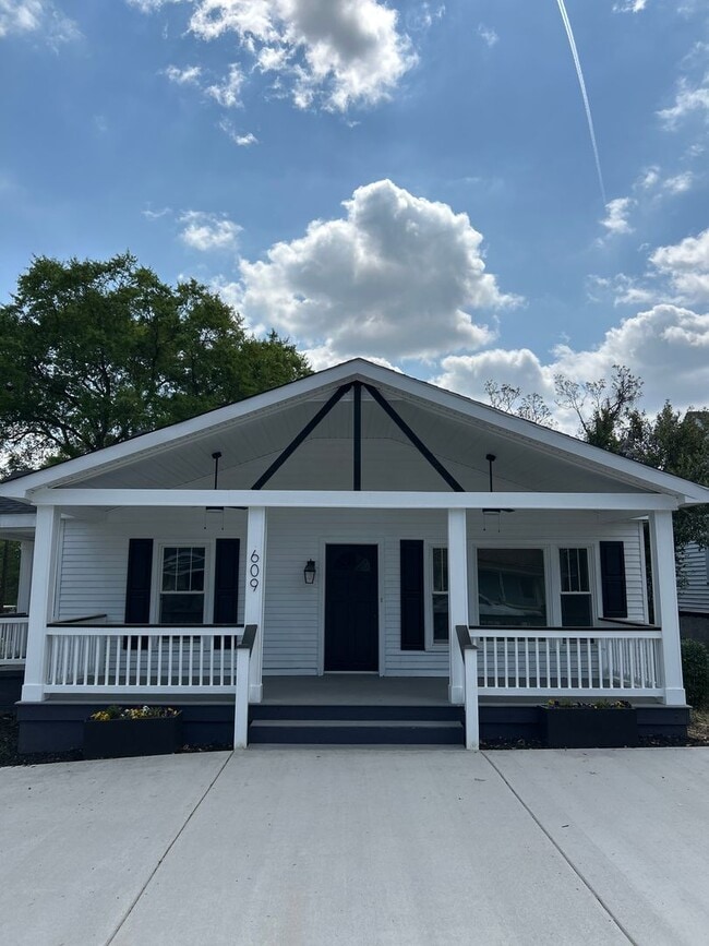 Building Photo - Beautifully Remodeled 4/2