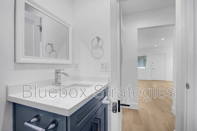 Building Photo - 1091 Topaz Ave