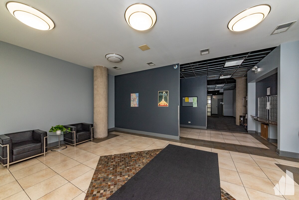 Building Photo - 4131 W Belmont Ave