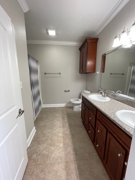 Double Vanity Master Bath - 919 Muirfield Dr