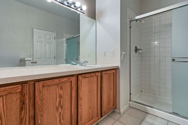 Building Photo - 3 Bedroom 3 Bath Townhome