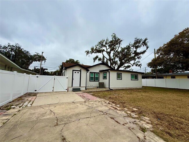 Building Photo - 901 Concord St