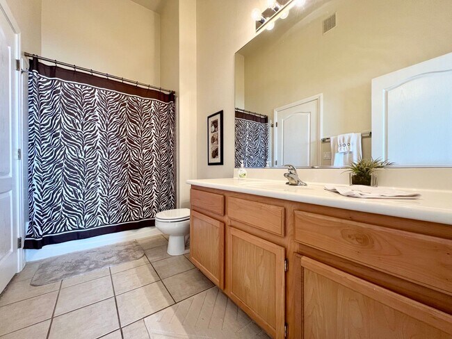 Building Photo - CHARMING FURNISHED OR UNFURNISHED  2BD/2BA CONDO IN HENDERSON! W/ COMMUNITY POOL