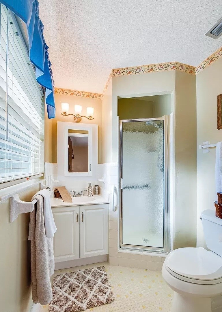 Ensuite Master Bathroom - 818 Hand Ave