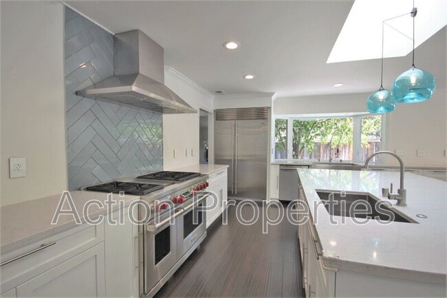 Building Photo - 1074 Highlands Cir