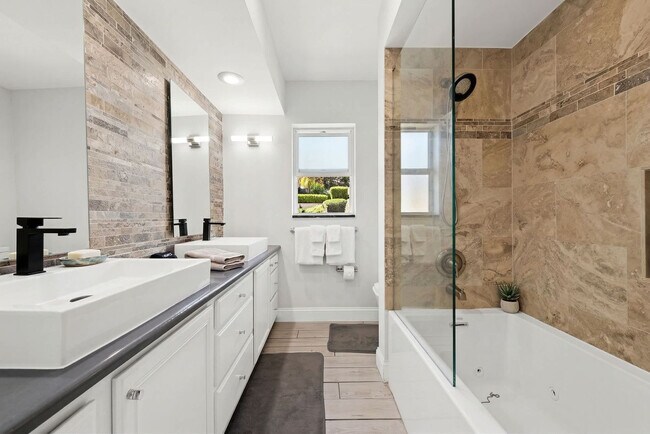 Building Photo - 5841 Bayview Dr