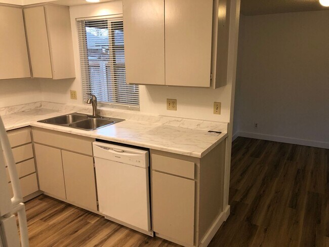 Building Photo - Updated single level 2 bedroom 1 bath duplex in Springfield!