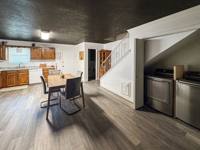 Building Photo - 3311 N Vista Dr