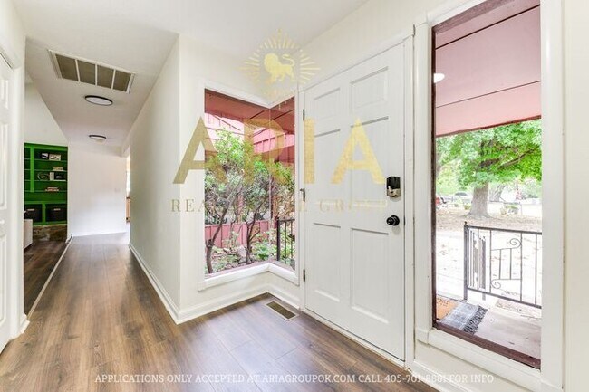 Building Photo - Unique 3 bed/2 bath Property with HUGE Bon...
