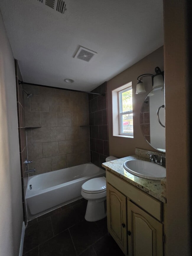 Building Photo - 1720 Roxella St