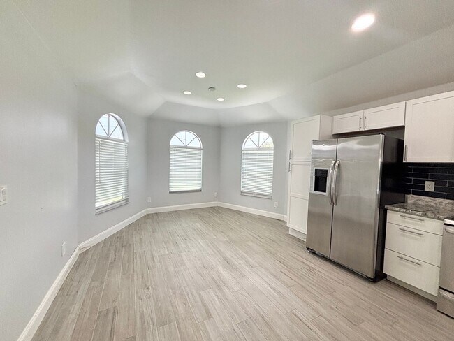 Building Photo - 1324 SE 6th Ave