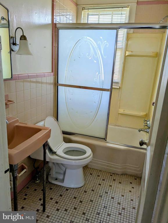 Building Photo - 6 W Hoffman Ave