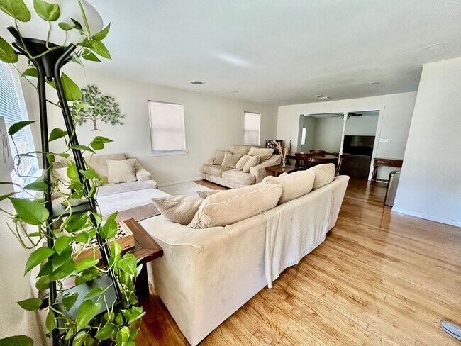 Primary Photo - Gorgeous Fully Furnished 3 Bed/2 Bath Home...