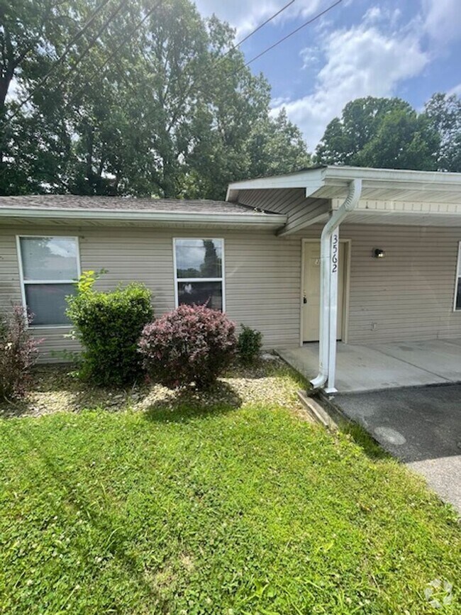 Building Photo - 2 Bedroom 2 Bath Duplex Call Ed Johnson 86...