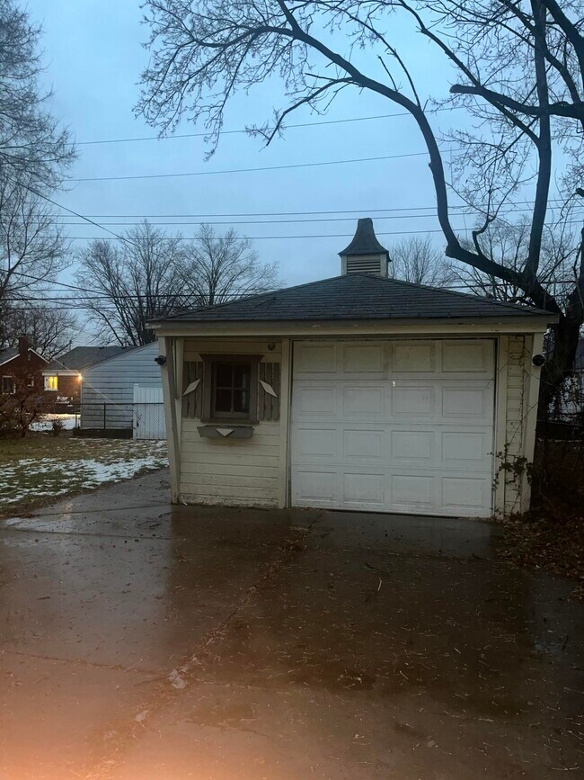 Building Photo - 12116 Columbia Ave