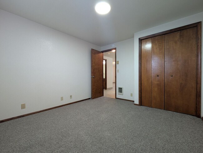 Building Photo - Great first floor 2bed/1 bath apartment in Springfield