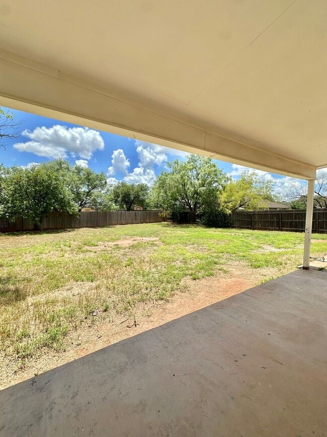 Building Photo - Move in Ready... Charming Home In The Bluf...