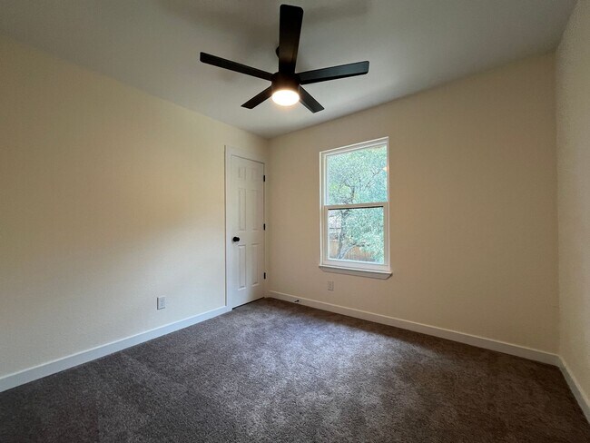 Building Photo - JUST RENOVATED 4/2.5 IN GREAT LEANDER LOCA...