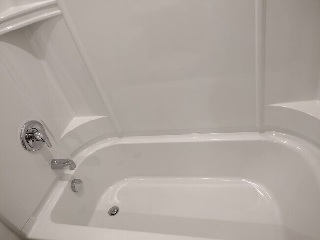 Building Photo - Beautiful 4 bedroom 2.5 Bathroom House For...