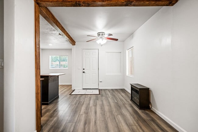 Building Photo - Adorable Studio Apt in Cottonwood - Dog Friendly! Available NOW!