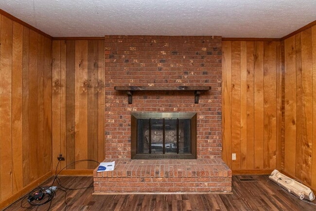 Building Photo - Brick Ranch in Pikeville! Lawn care included!