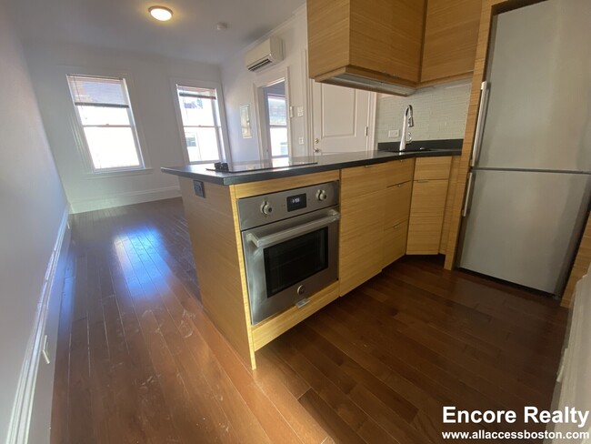 Building Photo - 98 Myrtle St