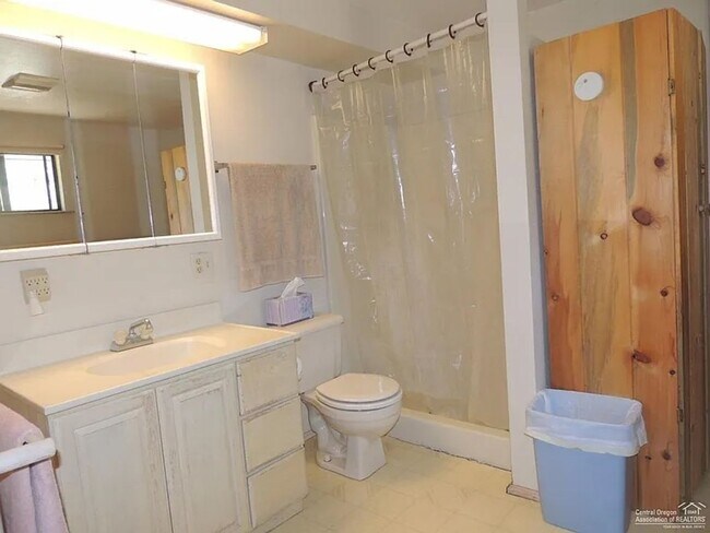 Building Photo - Adorable Cabin on the River