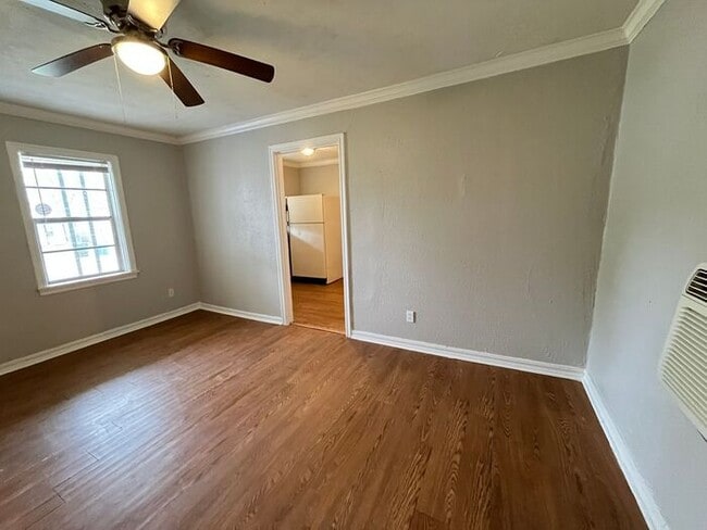 Building Photo - 2 Bed 1 Bath