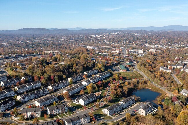 Building Photo - Spacious Pantops Townhome – Convenient, Pet-Friendly Living