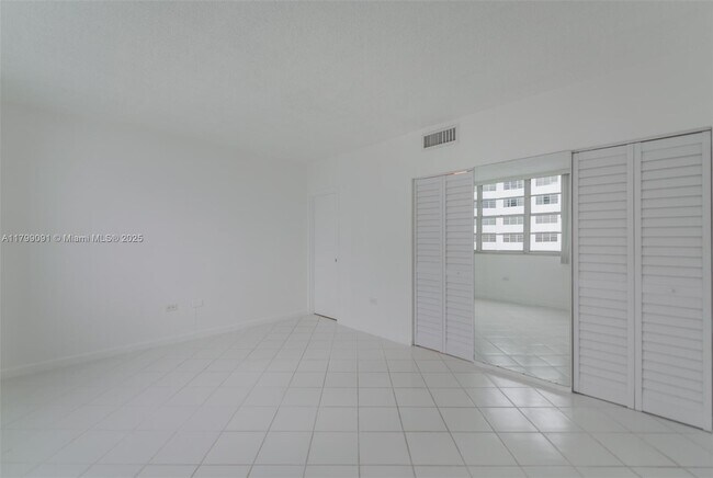 Building Photo - 801 Brickell Bay Dr
