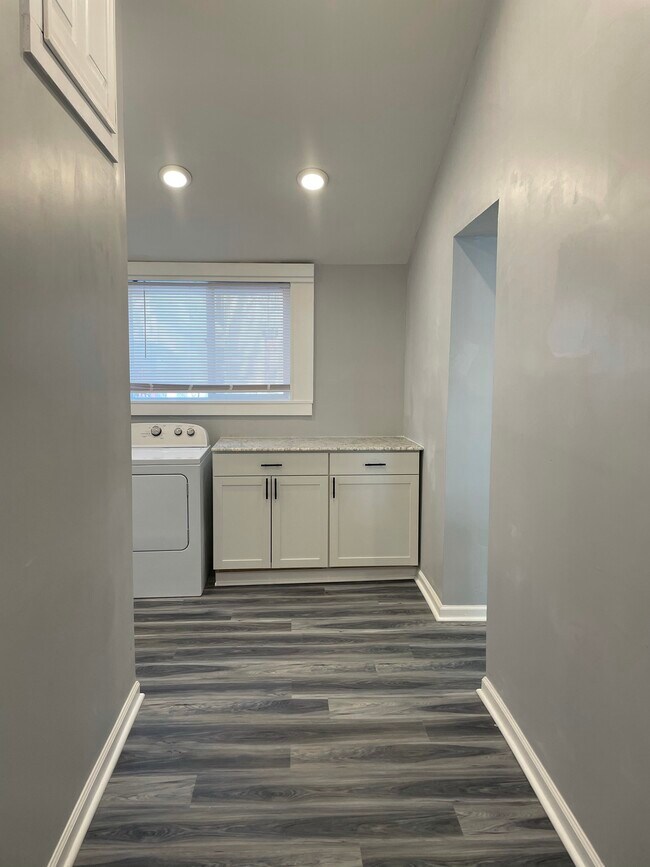 Building Photo - 627 Hawley Ave