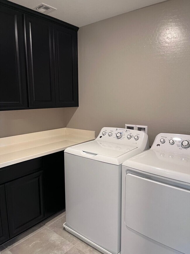 Building Photo - 3 Bedroom Single Family home - Gated community