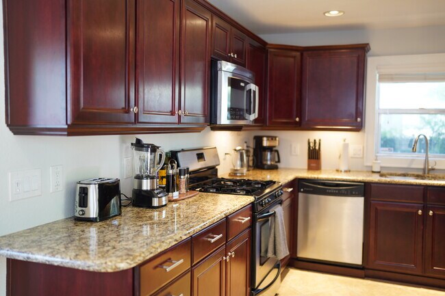 Building Photo - 1007 12th Ave N