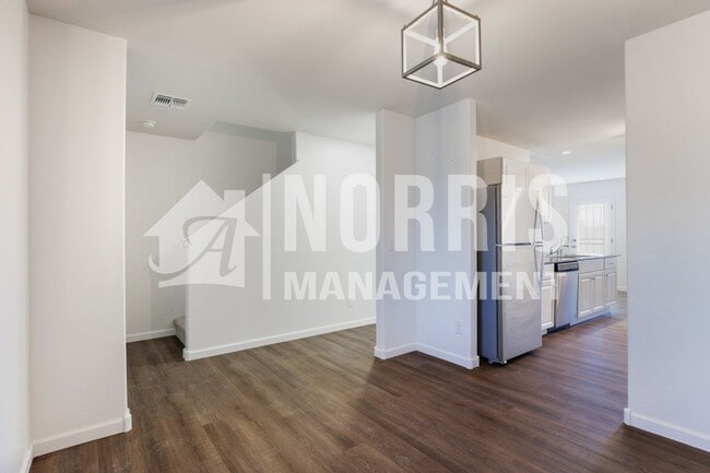 Building Photo - Beautiful Large Home Very Close to Freeway