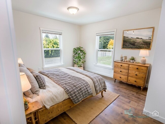 Building Photo - Beautifully Renovated furnished 3-Bedroom ...