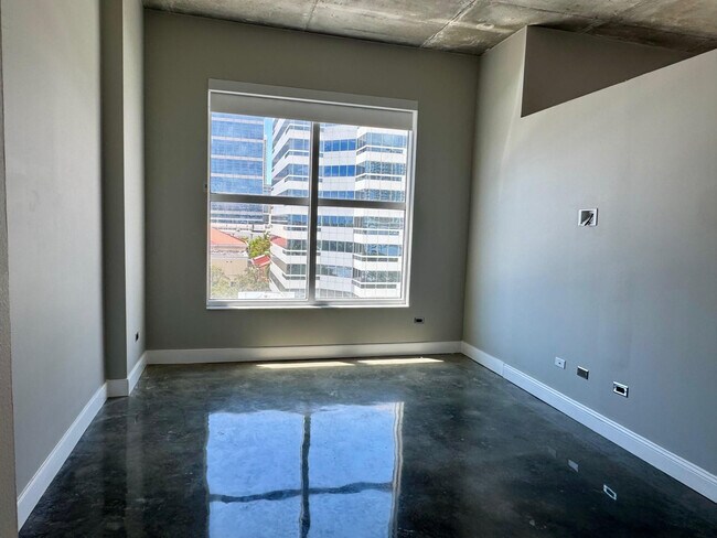 Building Photo - 313 NE 2nd St