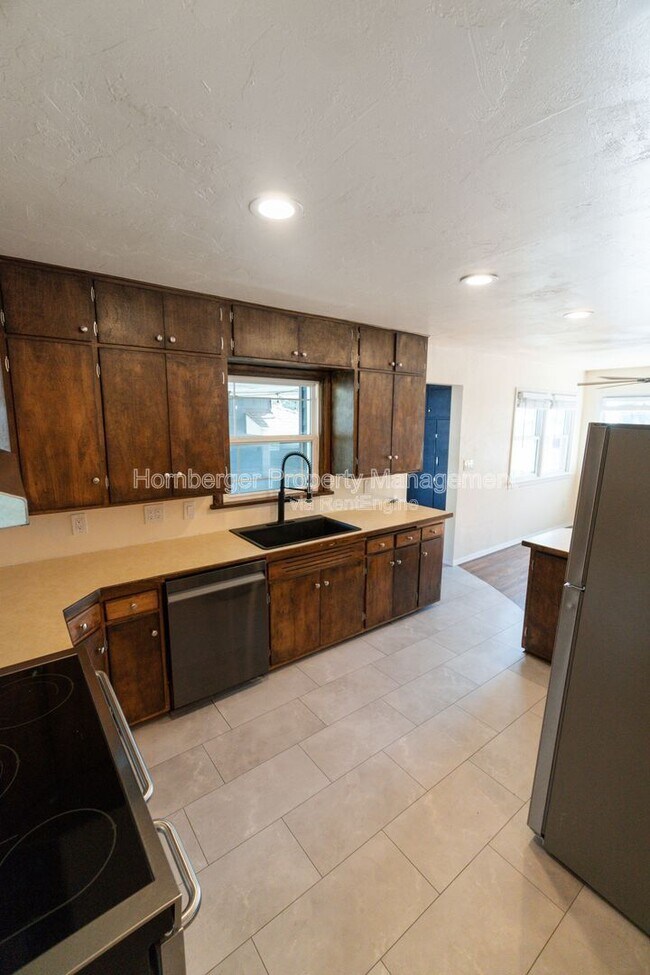 Building Photo - 4206 N Oak St