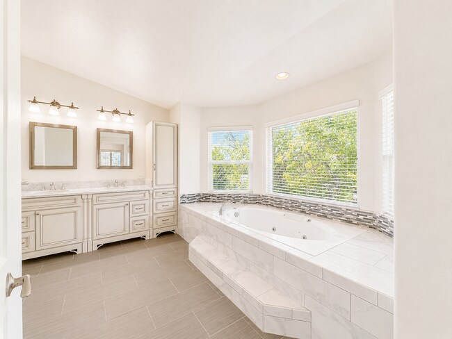 Building Photo - Beautifully updated and upgraded Chardonnay Hills house for rent