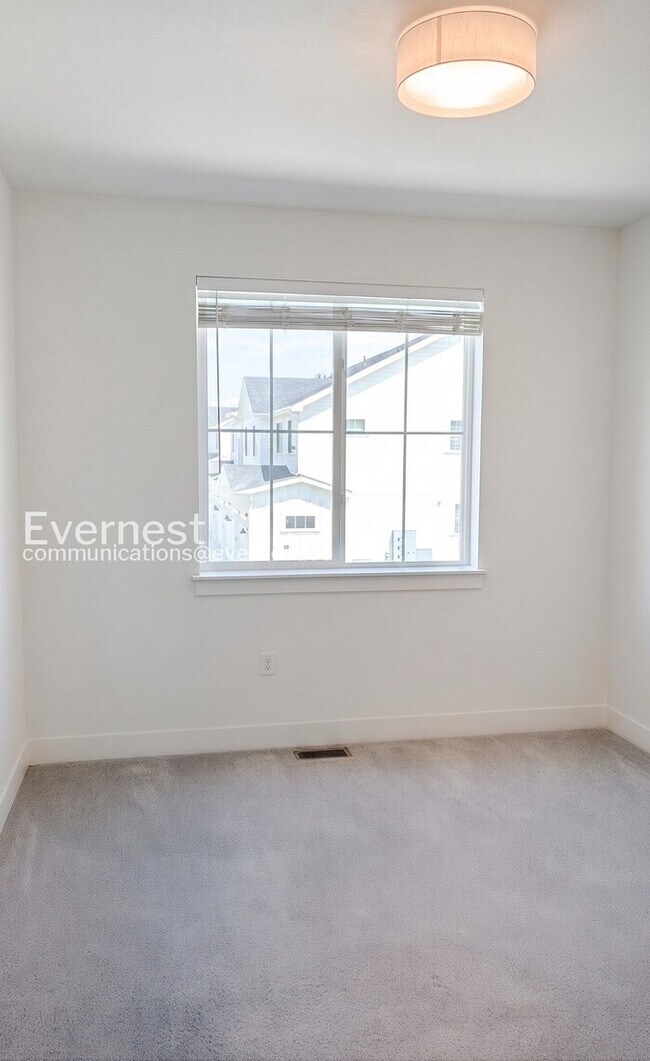 Building Photo - 3 Bed/2.5 Bath Town Home with Garage / Available Now!