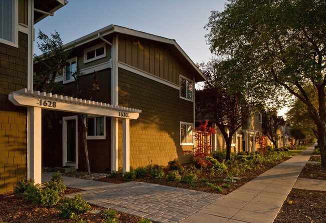 Building Photo - Hillsdale Townhouses