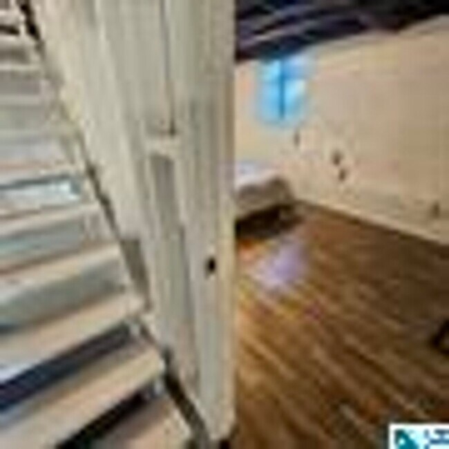 Building Photo - Charming 4 Bedroom, 1 Bathroom house