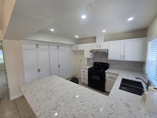 Building Photo - Beautifully renovated 3 Bed, 2 Bath condo!