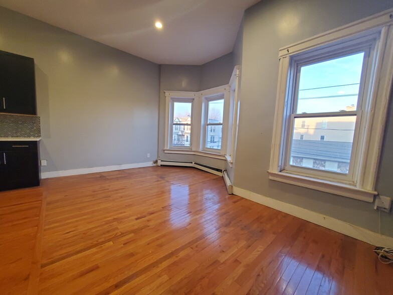 Building Photo - 581 Bramhall Ave