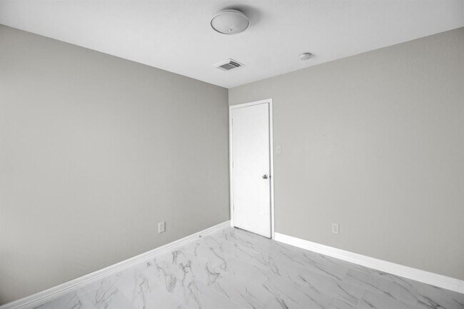 Building Photo - 8530 Village Hollow Ln
