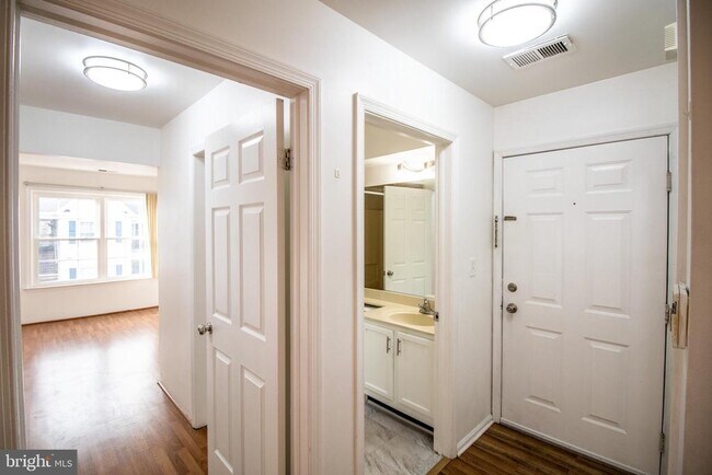 Building Photo - 1337 Waterford Dr