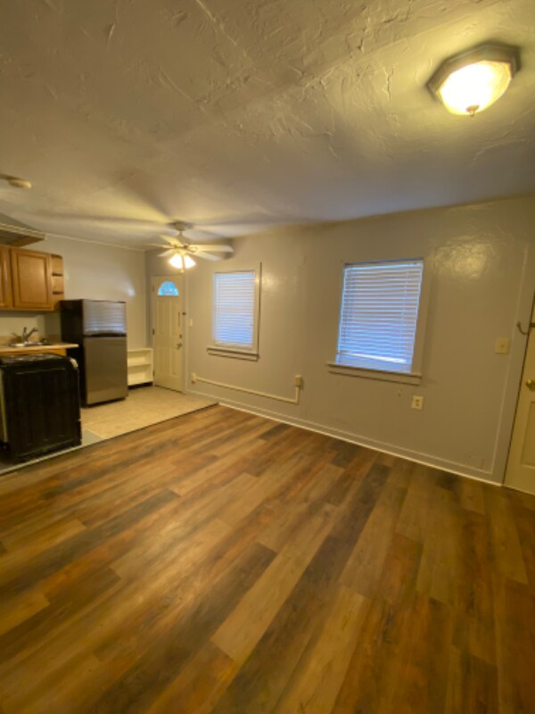 Building Photo - 308 E Cherry Alley