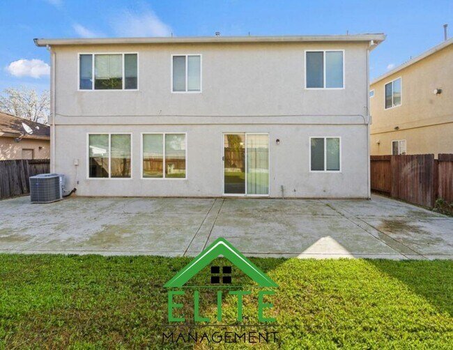 Building Photo - **Spacious 4-Bedroom, 2.5-Bath Home with L...