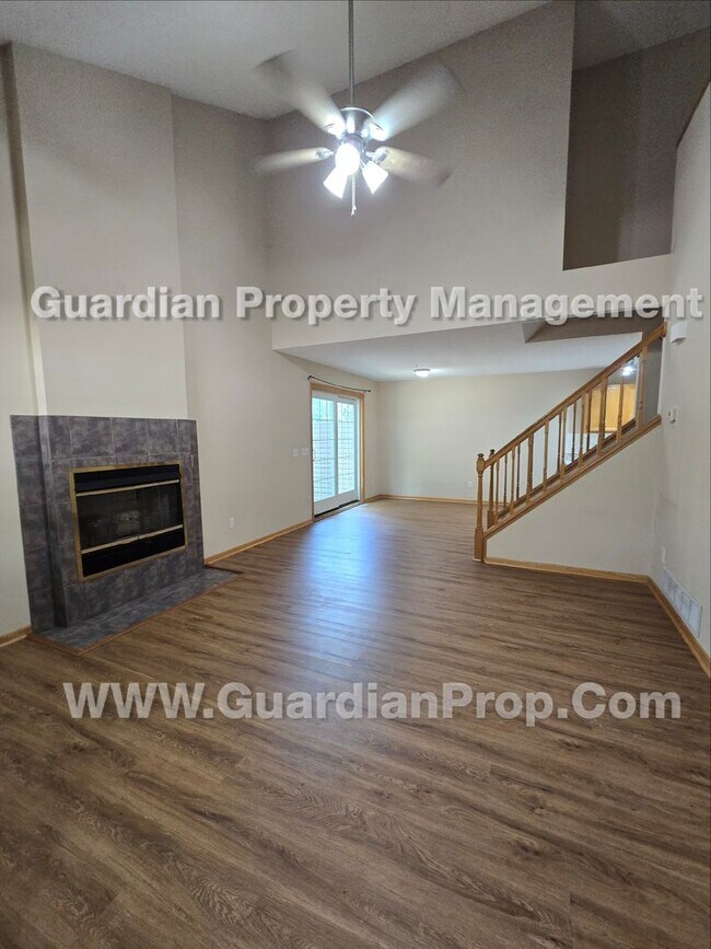 Building Photo - Plymouth Town Home, loft and private patio, master walk-in closet, Available Now!